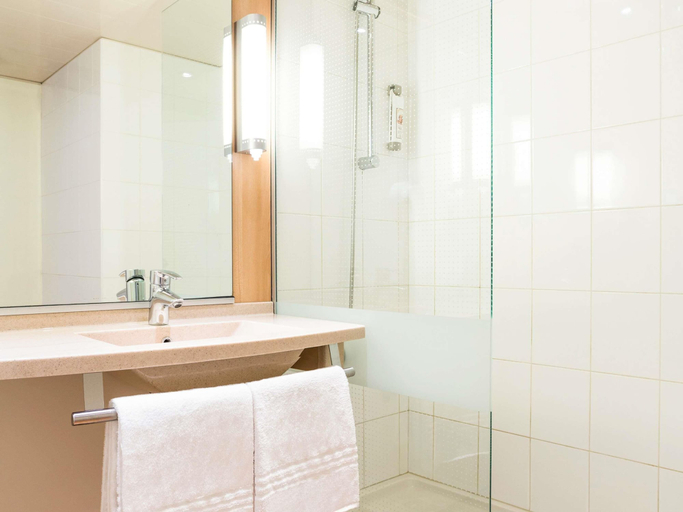 Bathroom 5, ibis Bordeaux Lac, Gironde