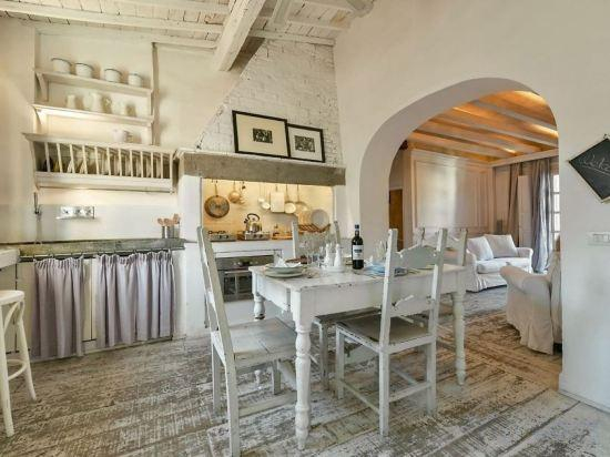 Others 5, White Home, Florence