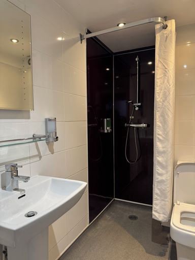 Bathroom 3, St George Hotel Rochester - Chatham, Medway