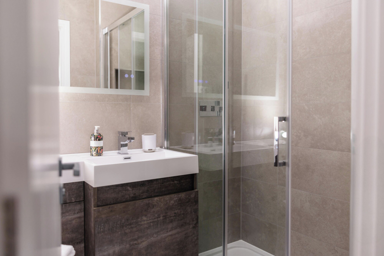 Bathroom 4, Pencelli Hotel, Rhondda, Cynon, Taff
