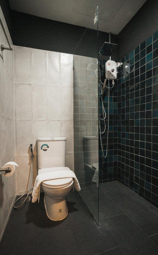 Bathroom 1, Mojo Old Town Phranakorn, Phra Nakhon
