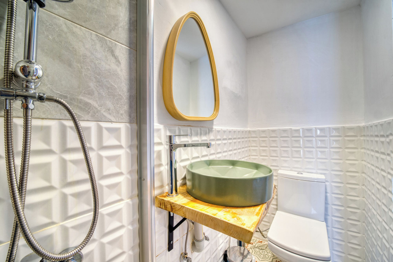 Bathroom 3, Avenue Hotel