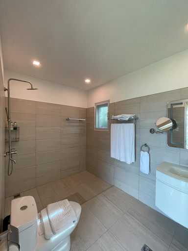 Bathroom 4, Breakfast At Monaco, Malay
