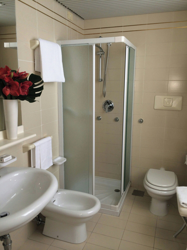 Bathroom 4, Starhotels Cristallo Palace, Bergamo