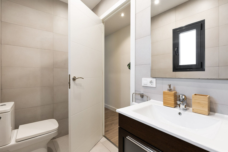 Bathroom 3, Modern Catalan Apartments by Olala Homes, Barcelona