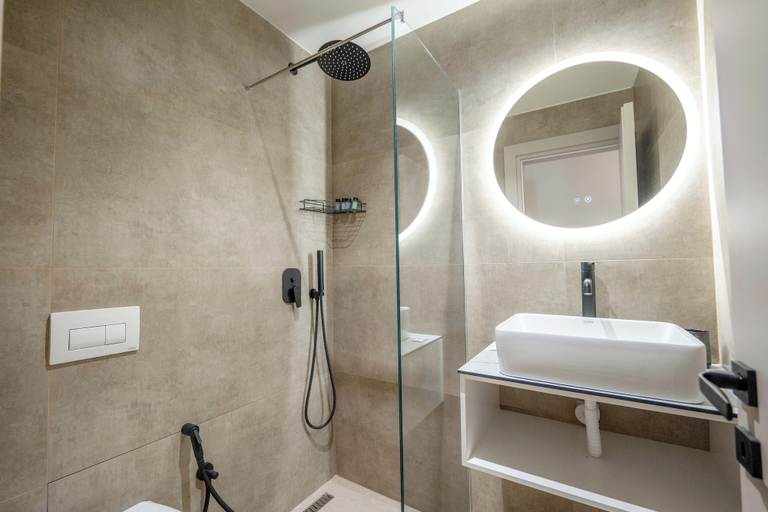 Bathroom 2, Mirage Bay Deluxe Saranda, Sarandës