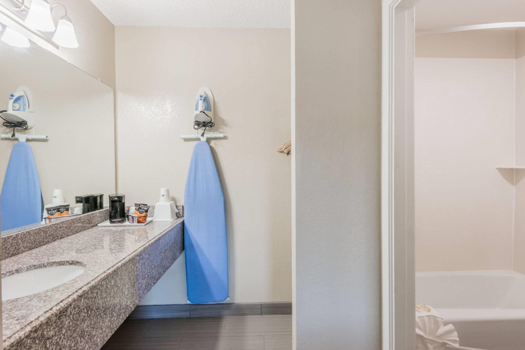 Bathroom 4, Days Inn by Wyndham San Marcos, Hays