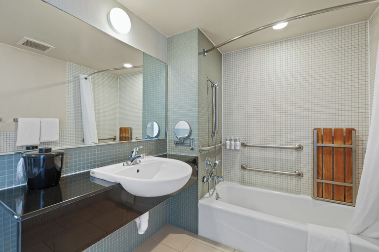 Bathroom 4, Vagabond Inn Executive Sacramento Old Town, Sacramento