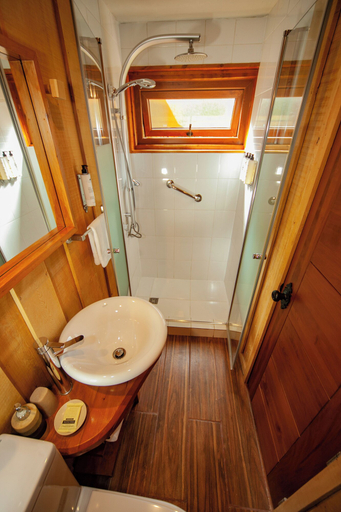 Bathroom 4, Hotel Alto Melimoyu, Aisén