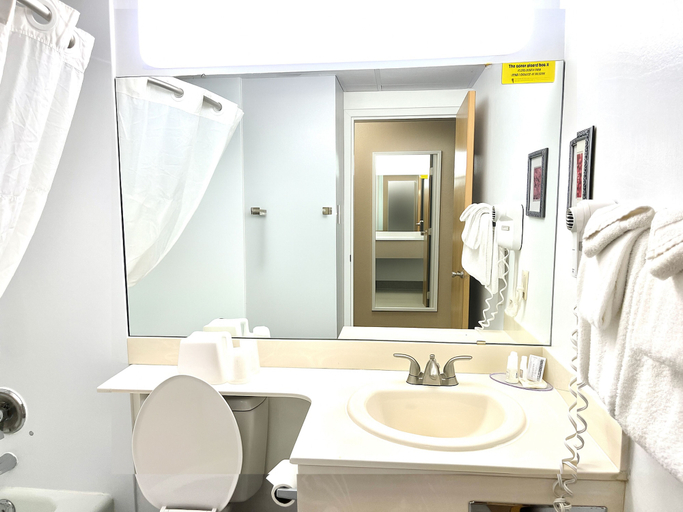 Bathroom 4, Brentwood Inn & Garden, San Juan