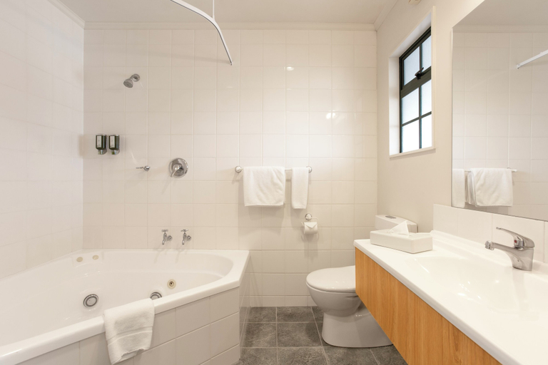 Bathroom 5, Greenlane Manor Motel, Waitakere