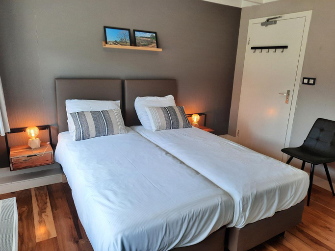 Others 4, B & B Ayo, Westerveld