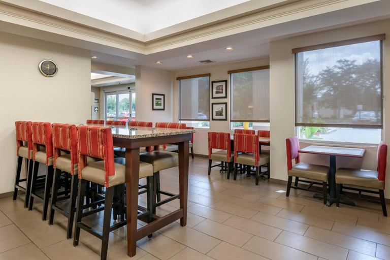 Food & Drinks 5, Comfort Inn & Suites DeLand - near University, Volusia