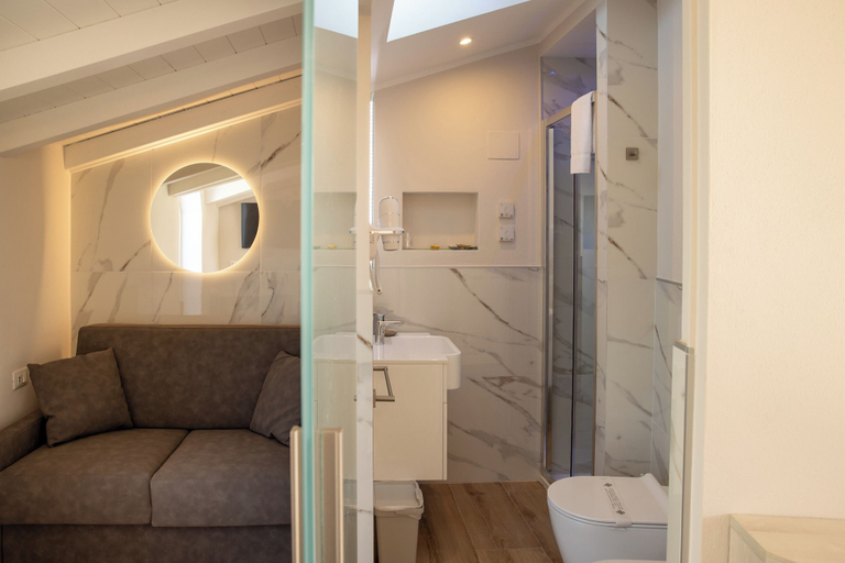 Bathroom 3, Hotel Biagi, Lucca