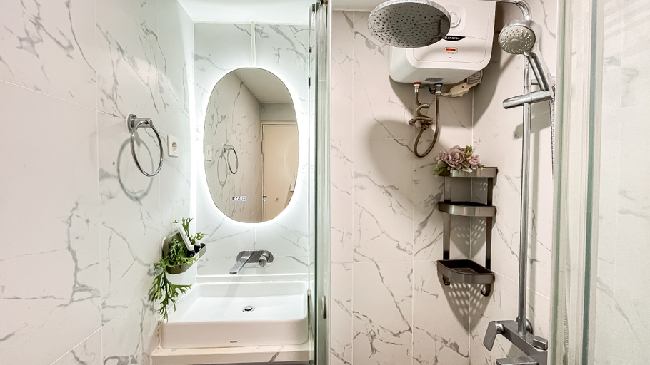Bathroom 5, Modern Classic Touch 1BR Apartment at Tokyo Riverside PIK 2 By Travelio, Tangerang