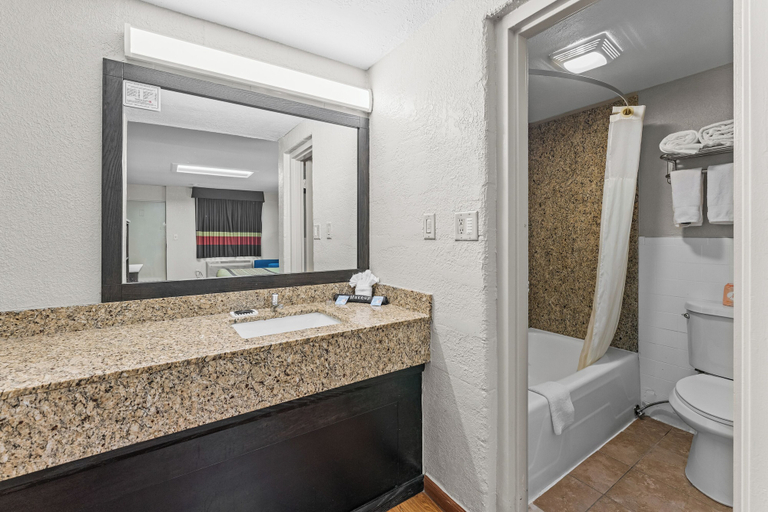 Bathroom 5, Guest Inn, Benton