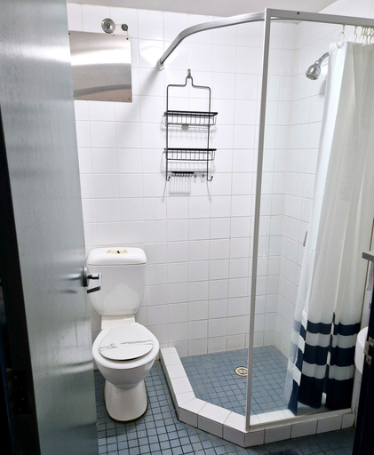 Bathroom 4, Boardrider Backpacker & Budget Motel, Sydney