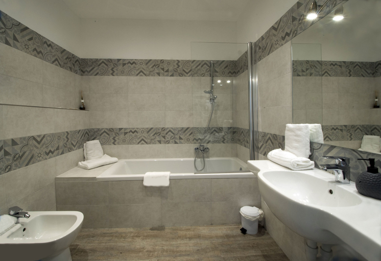 Bathroom 5, Hotel Alexander & Spa, Imperia