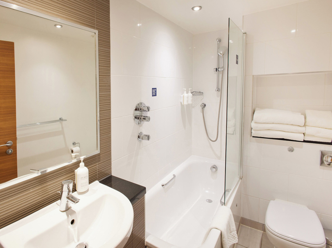 Bathroom 5, Thistle London Hyde Park Kensington Gardens, London