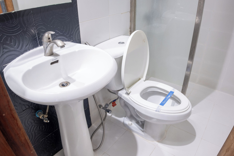 Bathroom 4, Hotel DreamWorld Araneta Cubao, Quezon City