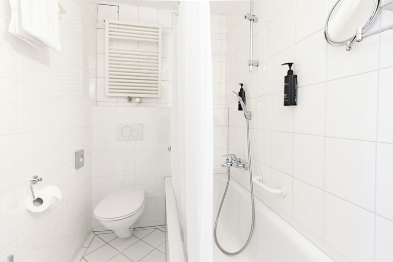 Bathroom 3, Garner Hotel ASCHAFFENBURG by IHG, Aschaffenburg