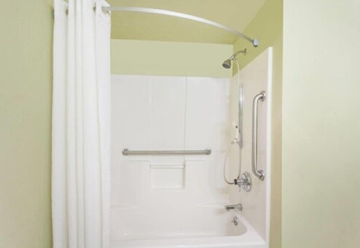 Bathroom 4, Super 8 by Wyndham Carthage, Jasper