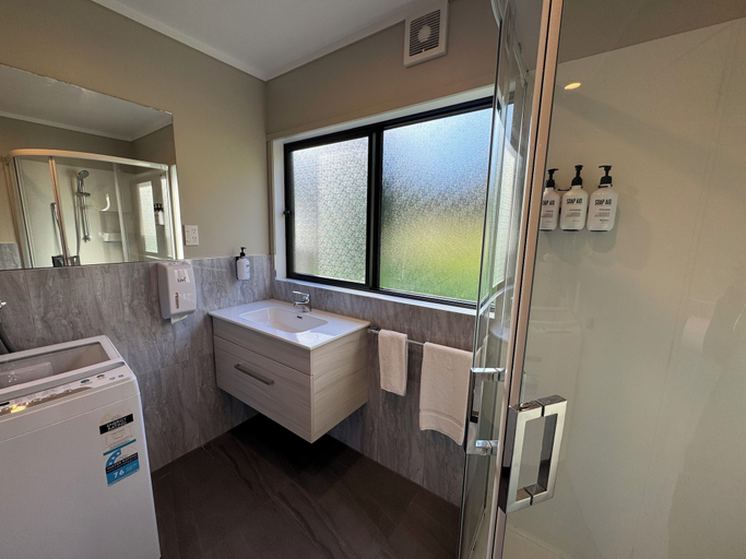 Bathroom 4, Comfort Inn Sunset, Thames-Coromandel
