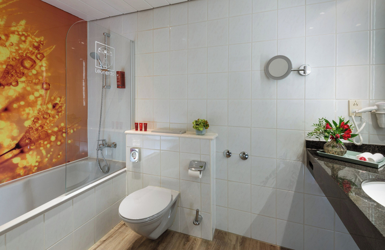 Bathroom 5, Leonardo Hotel Düsseldorf Airport Ratingen, Mettmann