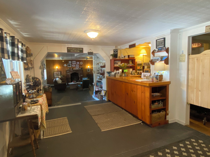 Food & Drinks 4, Cottage Place on Squam Lake, Grafton