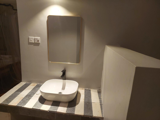 Bathroom 4, Irungu Forest Safari Lodge, Bunyaruguru