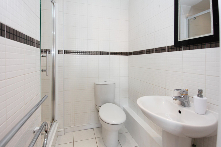 Bathroom 4, Albion Street Apartments, Wolverhampton