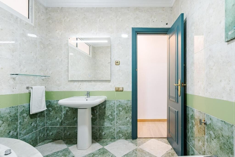Bathroom 4, Hotel Agur, Málaga