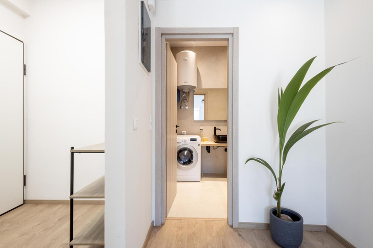 Others 5, Spacious 3-Bedroom Dual Apartment in City Centre, Attica