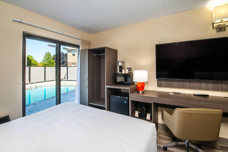 Bedroom 4, Quality Inn, Chatham-Kent