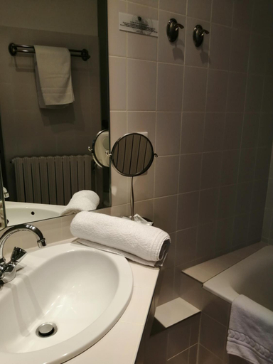 Bathroom 3, Hotel Les Fleurs, Yonne