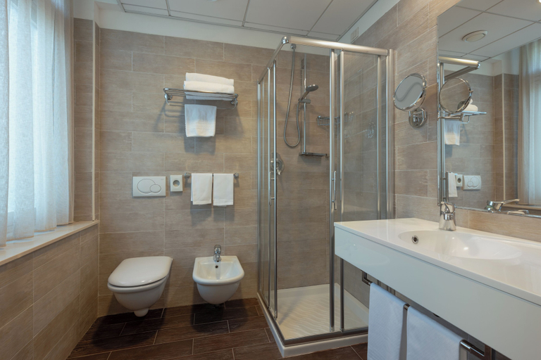 Bathroom 4, Hotel Toscanini, Parma