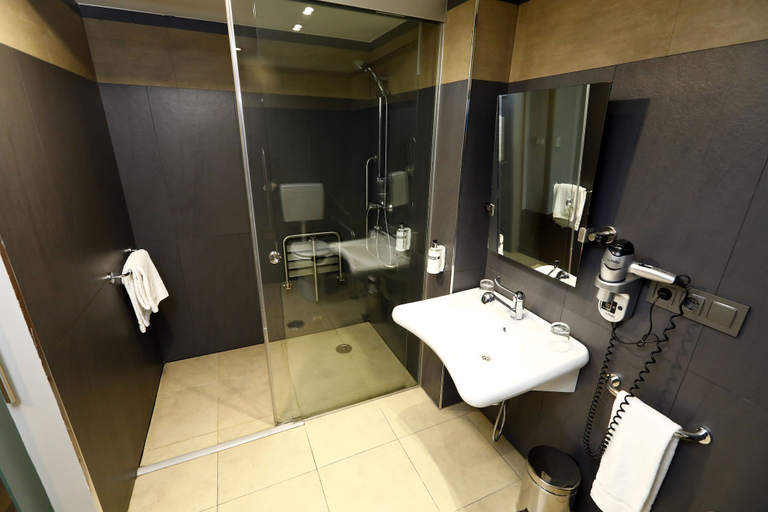 Bathroom 4, Travelodge Madrid Coslada Aeropuerto, Madrid