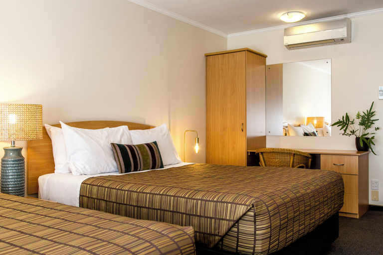 Bedroom 2, Greenlane Manor Motel, Waitakere