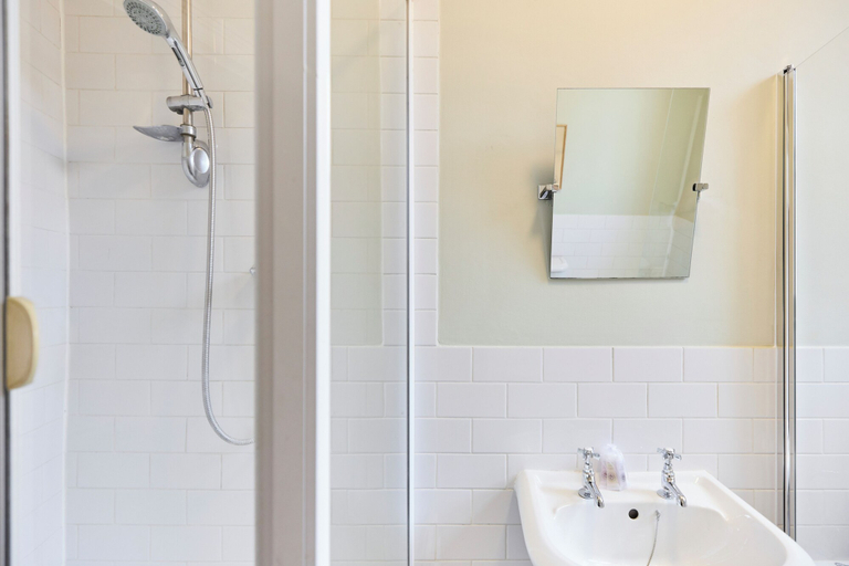 Bathroom 3, Classic Edwardian Flat near Emirates, London