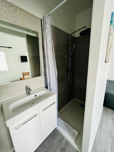 Others 5, Hotel Le Breton, Loire-Atlantique