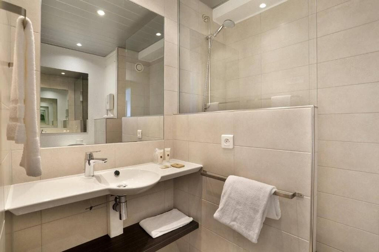 Bathroom 4, The Originals Boutique, Hôtel d'Alsace, Strasbourg Sud, Bas-Rhin