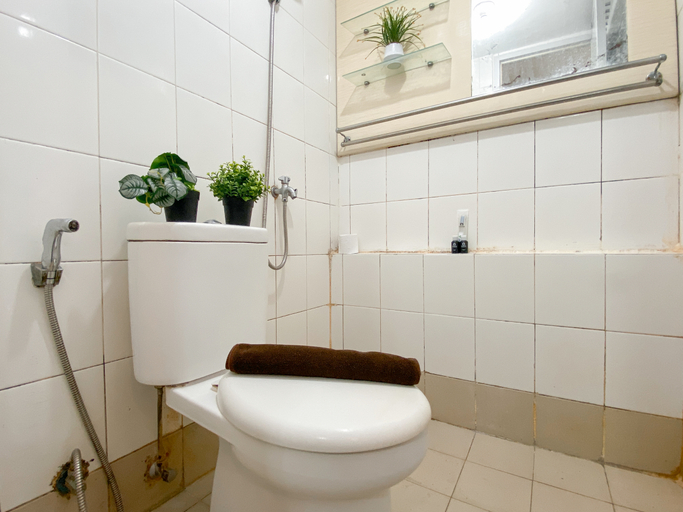 Bathroom 5, Functional 2BR at Apartment Bassura City By Travelio, Jakarta Timur