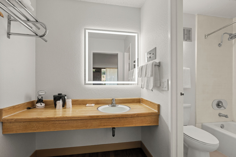 Bathroom 5, Vagabond Inn Executive Sacramento Old Town, Sacramento