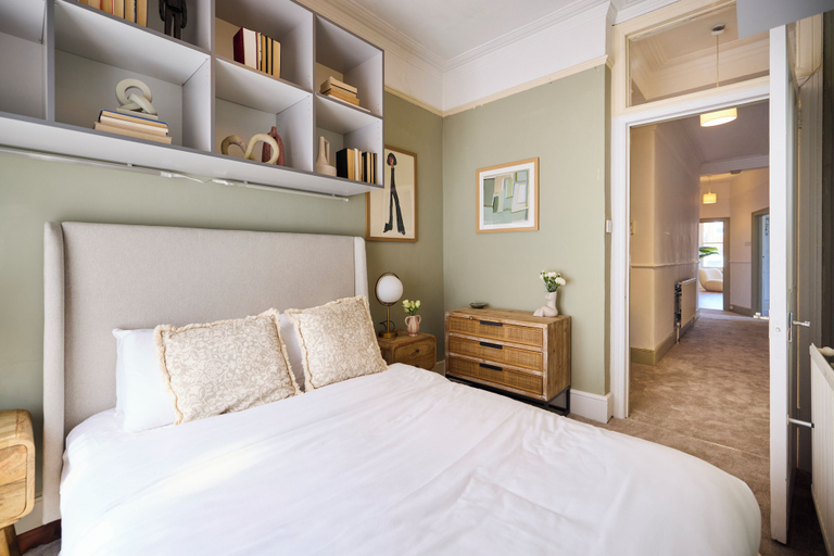 Room 5, Classic Edwardian Flat near Emirates, London