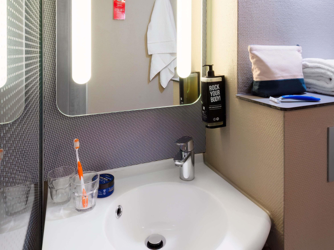 Bathroom 5, ibis Cergy-Pontoise Le Port, Val-d'Oise