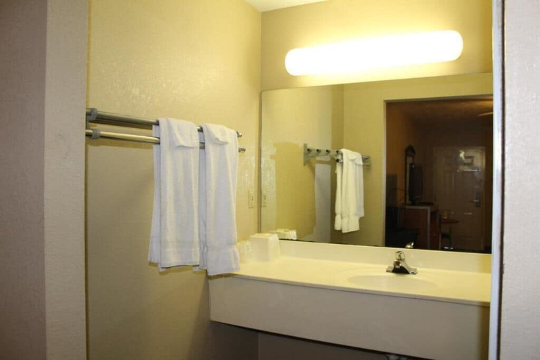 Bathroom 2, Apple Annies Inn, Davidson