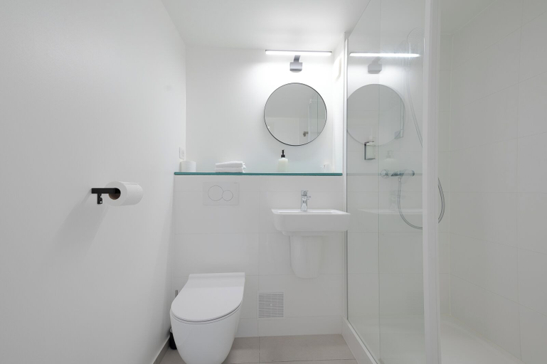 Bathroom, Les Chevaliers des Balances, Essonne