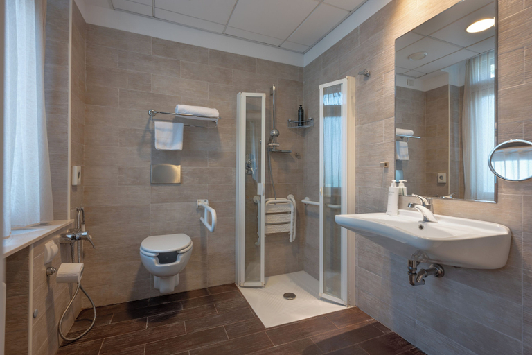 Bathroom 4, Hotel Toscanini, Parma