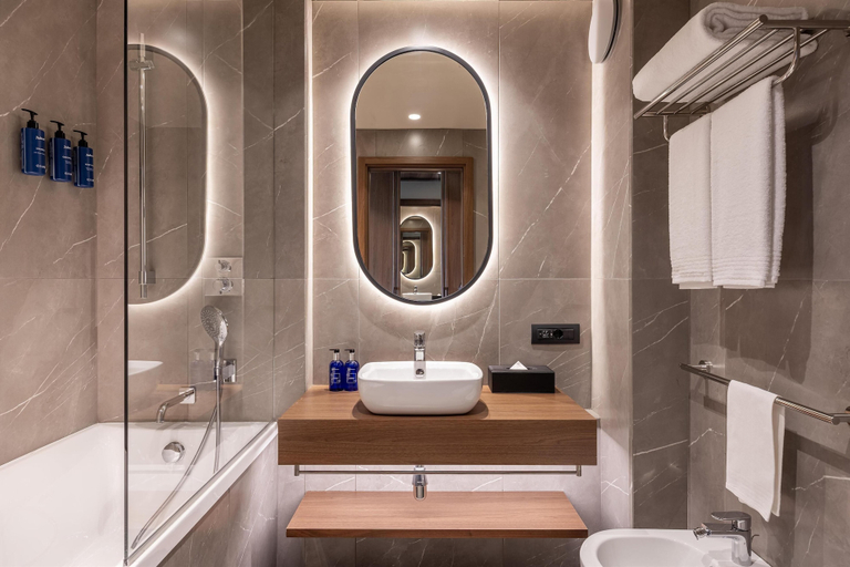 Bathroom 5, Radisson Blu Hotel, Florence, Florence