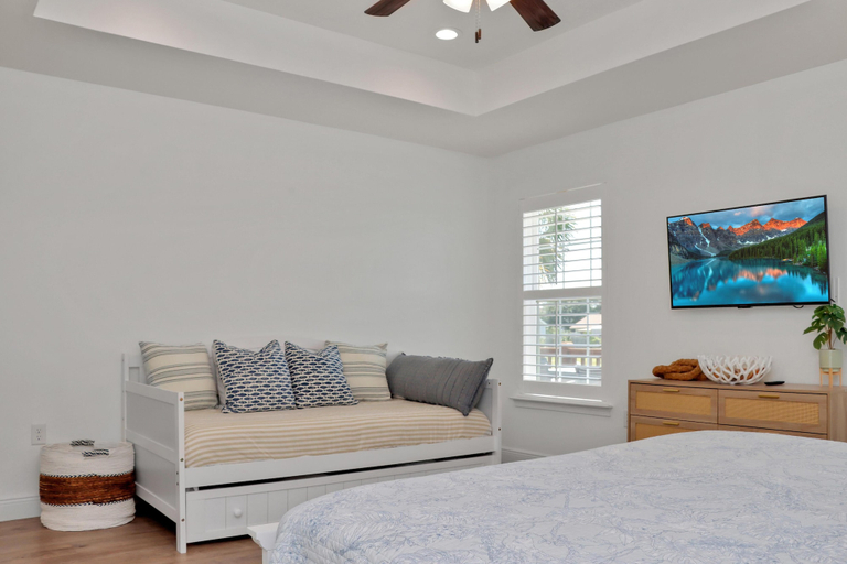 Room 2, Dub's Beach Retreat, Bay